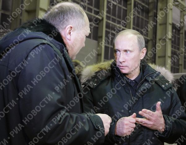Vladimir Putin visits aircraft construction plant Vladimir Putin visits aircraft construction plant - Sputnik International