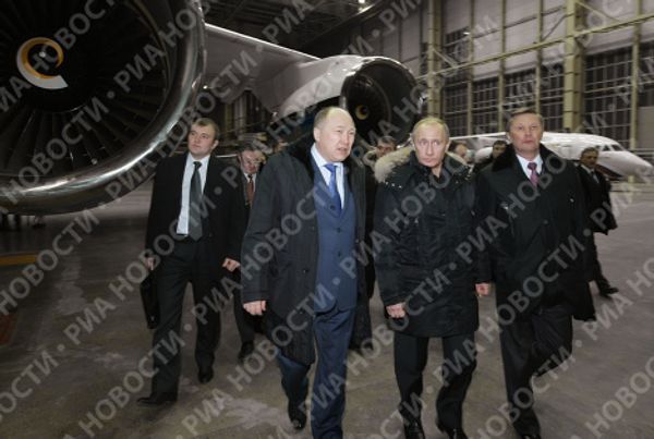 Vladimir Putin visits aircraft construction plant Vladimir Putin visits aircraft construction plant - Sputnik International