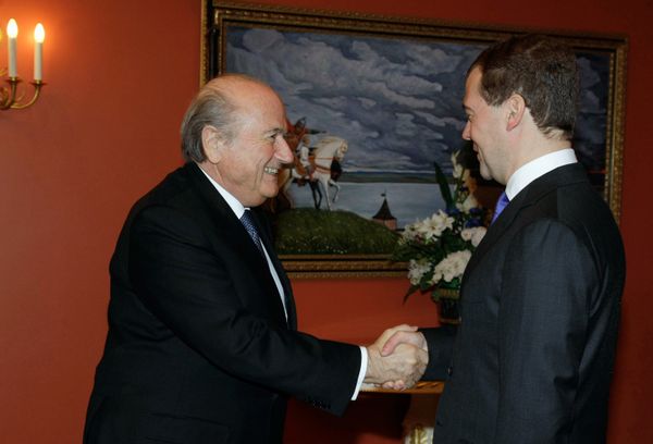 FIFA head, Medvedev talk Russia World Cup bid in freezing Moscow - Sputnik International