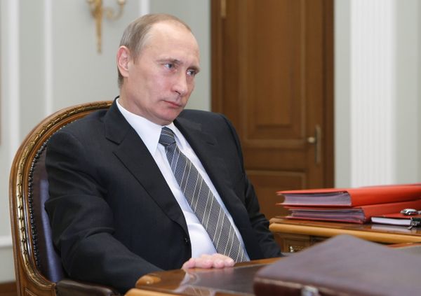 Russian Prime Minister Vladimir Putin meets with Izhevsk Mechanical Plant general director Vladimir Grodetsky - Sputnik International