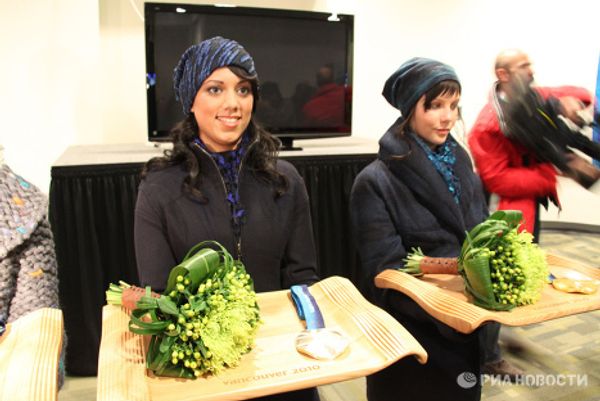 Costumes for young women in Olympic medal ceremonies  - Sputnik International
