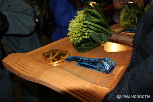 Costumes for young women in Olympic medal ceremonies  - Sputnik International