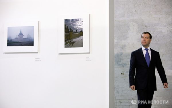 President Dmitry Medvedev against a background featuring some famous faces - Sputnik International