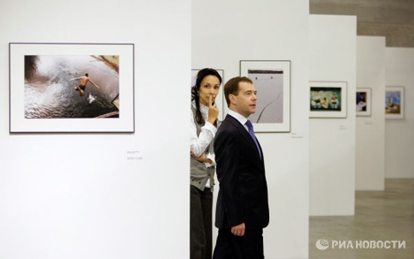 President Dmitry Medvedev against a background featuring some famous faces - Sputnik International