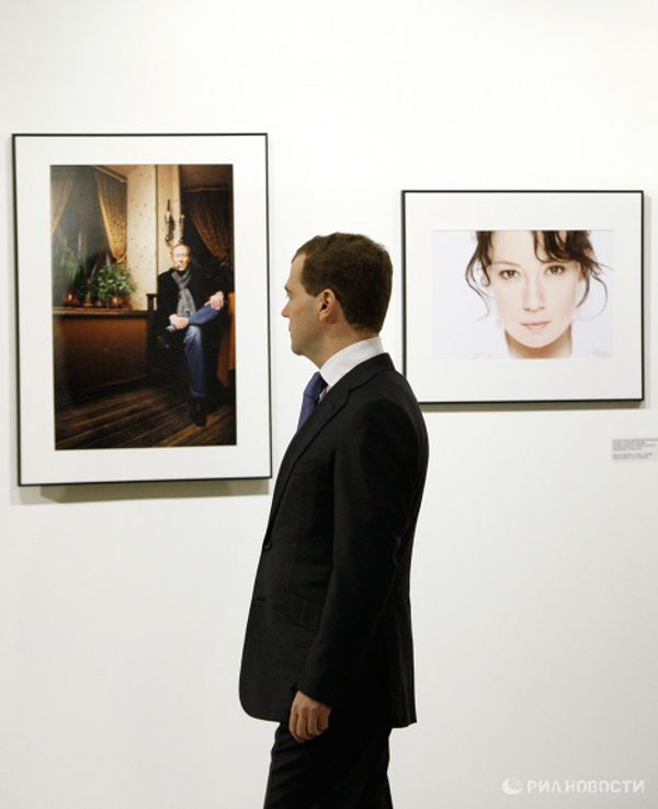 President Dmitry Medvedev against a background featuring some famous faces - Sputnik International
