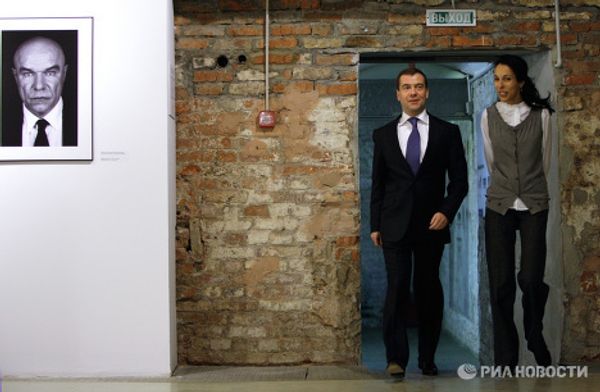 President Dmitry Medvedev against a background featuring some famous faces - Sputnik International