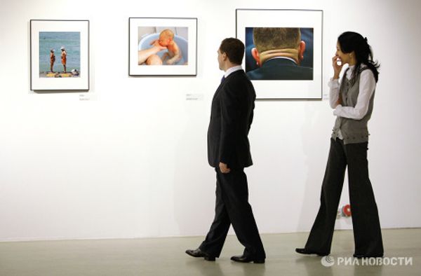 President Dmitry Medvedev against a background featuring some famous faces - Sputnik International