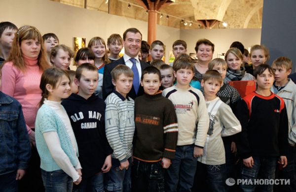 President Dmitry Medvedev against a background featuring some famous faces - Sputnik International
