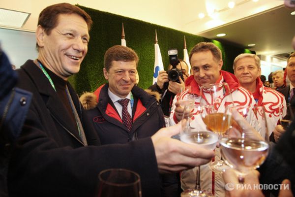 Lots of guests and dancing: Russia House opens in Vancouver Lots of guests and dancing: Russia House opens in Vancouver - Sputnik International