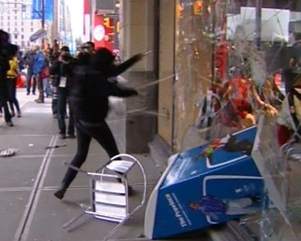 Anti-Olympic rioters vandalize supplier of Canadian Olympic athletes - Sputnik International