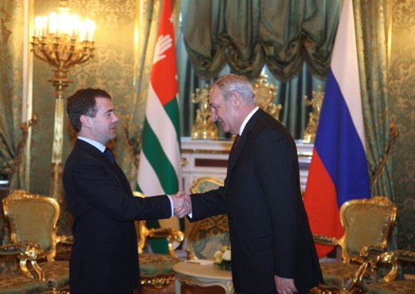 Russian President Dmitry Medvedev and President of Republic of Abkhazia Sergei Bagapsh Russian President Dmitry Medvedev and President of Republic of Abkhazia Sergei Bagapsh - Sputnik International