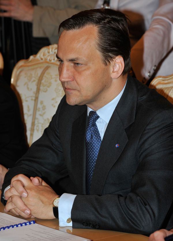 Polish Foreign Minister Radosław Sikorski ordered to abolish the Polish consulate in Sevastopol. - Sputnik International