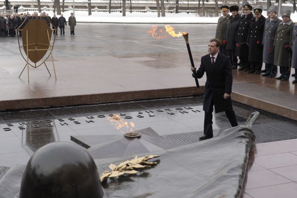 Russian President Dmitry Medvedev takes part in Eternal Flame returning ceremony - Sputnik International
