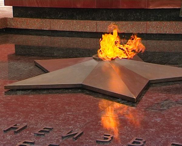 Medvedev relights eternal flame in traditional home next to Kremlin - Sputnik International