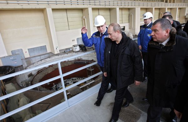 Vladimir Putin tours the Sayano-Shushenskaya hydroelectric power plant - Sputnik International