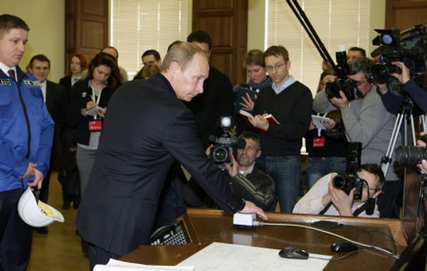 Vladimir Putin tours the Sayano-Shushenskaya hydroelectric power plant Vladimir Putin tours the Sayano-Shushenskaya hydroelectric power plant - Sputnik International