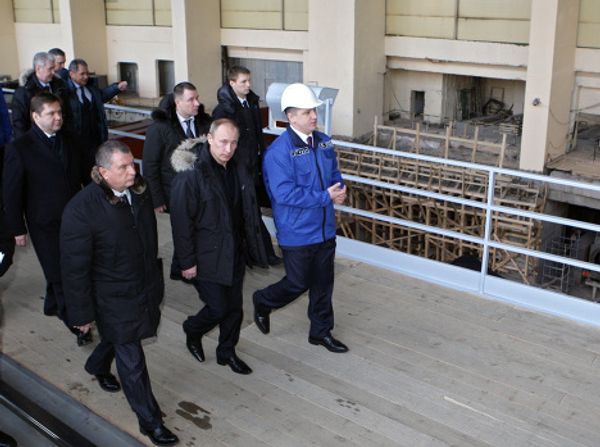 Vladimir Putin tours the Sayano-Shushenskaya hydroelectric power plant Vladimir Putin tours the Sayano-Shushenskaya hydroelectric power plant - Sputnik International