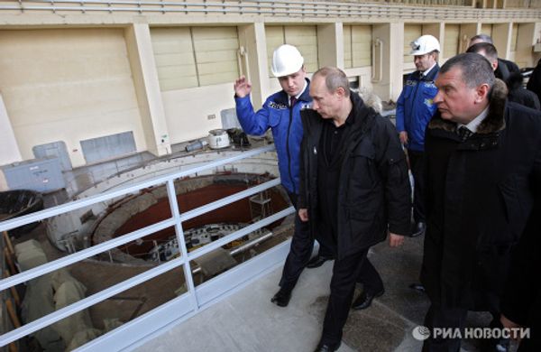 Vladimir Putin tours the Sayano-Shushenskaya hydroelectric power plant Vladimir Putin tours the Sayano-Shushenskaya hydroelectric power plant - Sputnik International