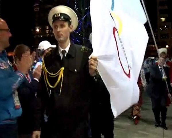 Olympic flag taken to Russia House to heavy applause - Sputnik International