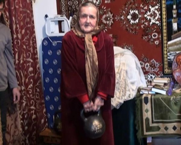 76-year-old granny lifts dumb-bells and tears up books  - Sputnik International