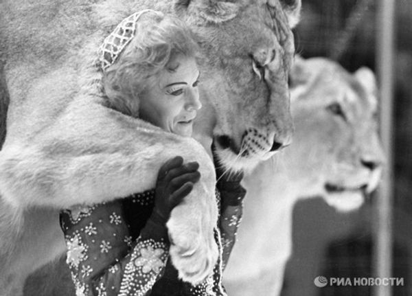 Animal tamer Irina Bugrimova with lions at her feet Animal tamer Irina Bugrimova with lions at her feet - Sputnik International