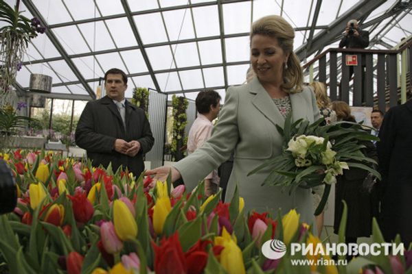Svetlana Medvedev in flower country Svetlana Medvedev in flower country - Sputnik International