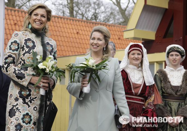 Svetlana Medvedev in flower country Svetlana Medvedev in flower country - Sputnik International