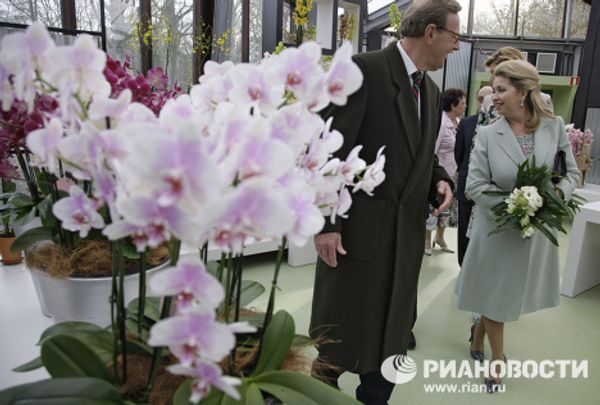 Svetlana Medvedev in flower country Svetlana Medvedev in flower country - Sputnik International