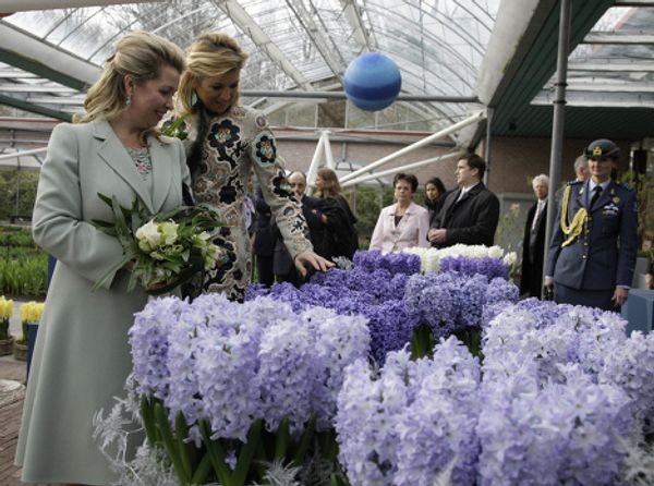 Svetlana Medvedev in flower country Svetlana Medvedev in flower country - Sputnik International