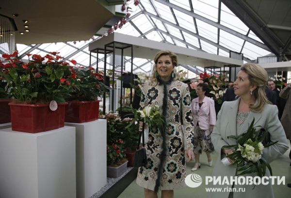 Svetlana Medvedev in flower country Svetlana Medvedev in flower country - Sputnik International