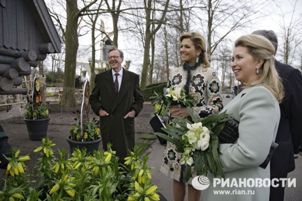 Svetlana Medvedev in flower country Svetlana Medvedev in flower country - Sputnik International