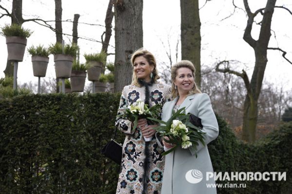 Svetlana Medvedev in flower country Svetlana Medvedev in flower country - Sputnik International