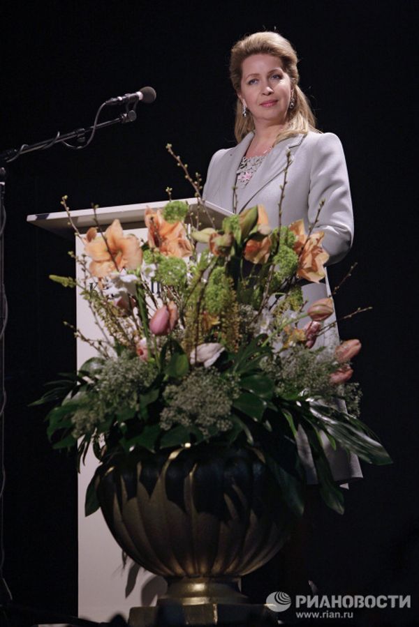 Svetlana Medvedev in flower country Svetlana Medvedev in flower country - Sputnik International