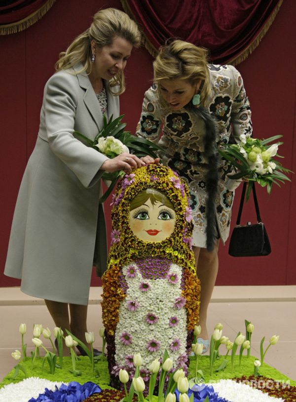 Svetlana Medvedev in flower country Svetlana Medvedev in flower country - Sputnik International