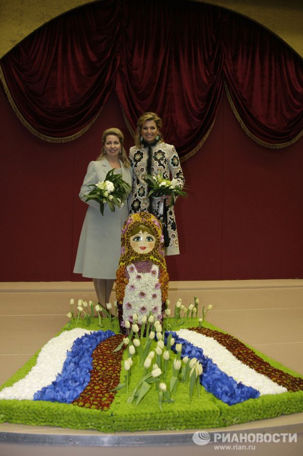 Svetlana Medvedev in flower country Svetlana Medvedev in flower country - Sputnik International