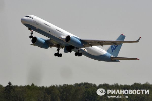 Tu-204 plane performs emergency landing near Moscow airport - Sputnik International