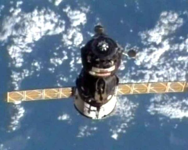 Russia's Soyuz piloted spacecraft docks with world orbiter  - Sputnik International