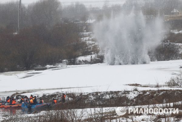 Rescuers training to mitigate the consequences of spring floods  - Sputnik International