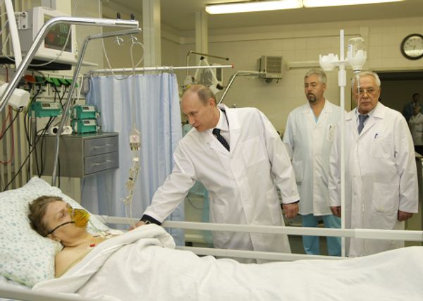 Russian Prime Minister Vladimir Putin visits those injured in terrorist acts on Moscow Metro system - Sputnik International