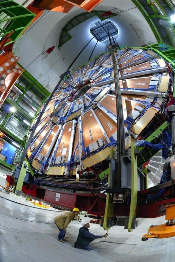 Large Hadron Collider sets new record, smashes protons head on Large Hadron Collider sets new record, smashes protons head on - Sputnik International