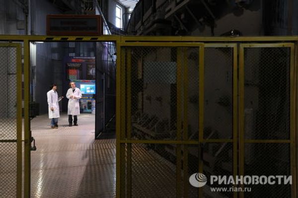 Large Hadron Collider sets new record, smashes protons head on Large Hadron Collider sets new record, smashes protons head on - Sputnik International