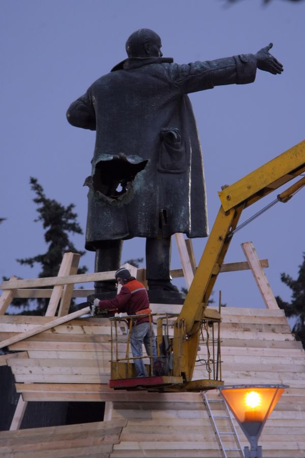 The most prominent act of vandalism occurred in St. Petersburg on April Fools’ Day 2009, when a small bomb blasted a round hole on the back of Lenin's statue. - Sputnik International