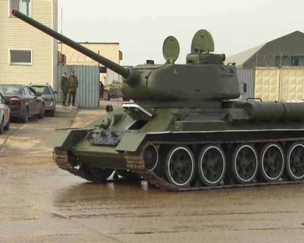 Repainting military equipment for Victory Day Parade - Sputnik International