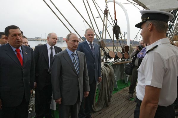 Владимир Путин и Уго Чавес посетили барк Крузенштерн, пришвартованный в порту Каракаса Владимир Путин и Уго Чавес посетили барк Крузенштерн, пришвартованный в порту Каракаса - Sputnik International