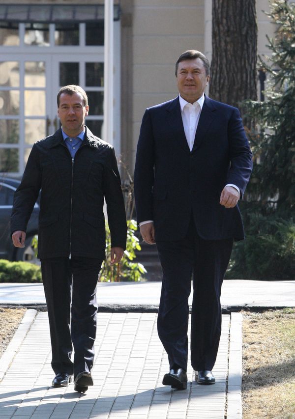 Dmitry Medvedev meets with Viktor Yanukovych Dmitry Medvedev meets with Viktor Yanukovych - Sputnik International
