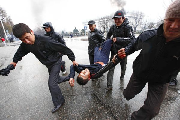 Protesters and opposition clash in Bishkek - Sputnik International