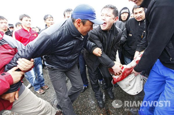 Protesters and opposition clash in Bishkek - Sputnik International