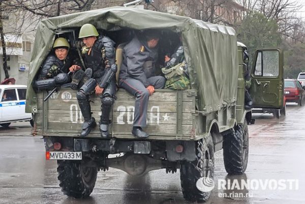 Protesters and opposition clash in Bishkek - Sputnik International