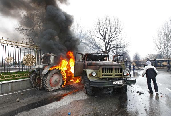 Protesters and opposition clash in Bishkek - Sputnik International