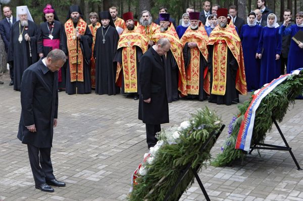 Russian Prime Minister Vladimir Putin (right) and Polish Prime Minister Donald Tusk (left) lays wreath at Katyn memorial - Sputnik International